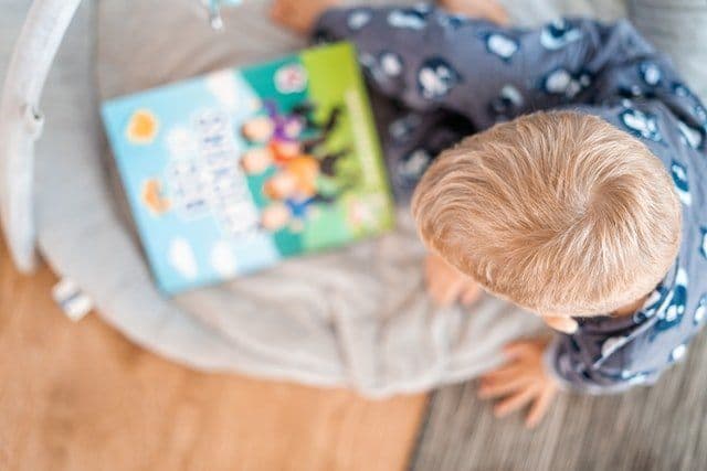Καθυστέρηση ομιλίας μωρό διαβάζει