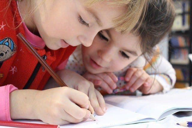 Καθυστέρηση ομιλίας παιδιά διαβάζουν