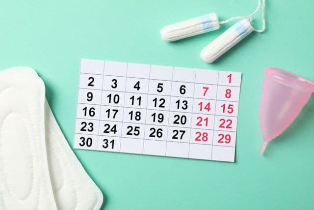 Πρώτη περίοδος στην εφηβεία: Όσα πρέπει να γνωρίζει κάθε κορίτσι (και κάθε γονιός) για σωστή υγιεινή