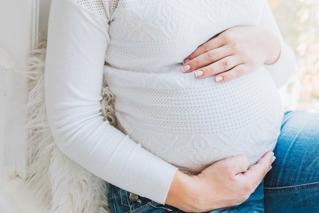 Οδηγίες για εγκύους γυναίκα κρατάει την κοιλιά της