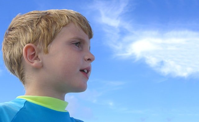 τι είναι ο αυτισμός αγόρι που κοιτάει τον ουρανό