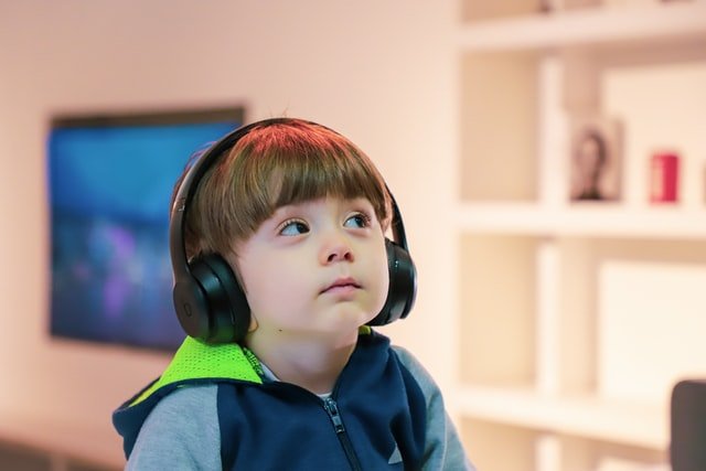Τι είναι ο αυτισμός παιδί που ακούει μουσική